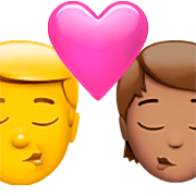 Emoji 👨‍❤️‍💋‍🧑🏽 Bacio Tra Coppia: uomo, persona, Nessun tono della pelle, Carnagione Olivastra su Apple iOS 16.4.