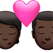Emoji 🧑🏿‍❤️‍💋‍👨🏿 Bacio Tra Coppia: persona, uomo, Carnagione Scura su Apple iOS 16.4.