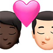 🧑🏿‍❤️‍💋‍👨🏻 Emoji sich küssendes Paar: Person, Mannn, dunkle Hautfarbe, helle Hautfarbe Apple iOS 16.4.