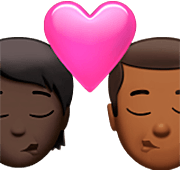 Emoji 🧑🏿‍❤️‍💋‍👨🏾 Bacio Tra Coppia: persona, uomo, Carnagione Scura, Carnagione Abbastanza Scura su Apple iOS 16.4.