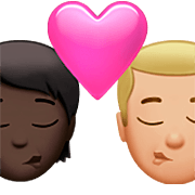 Emoji 🧑🏿‍❤️‍💋‍👨🏼 Bacio Tra Coppia: persona, uomo, Carnagione Scura, Carnagione Abbastanza Chiara su Apple iOS 16.4.