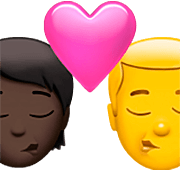 🧑🏿‍❤️‍💋‍👨 Emoji sich küssendes Paar: Person, Mannn, dunkle Hautfarbe, Kein Hautton Apple iOS 16.4.