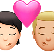 🧑🏻‍❤️‍💋‍👨🏼 Emoji Beso: Persona, Hombre, Tono De Piel Claro, Tono De Piel Claro Medio en Apple iOS 16.4.