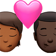 Emoji 🧑🏾‍❤️‍💋‍👨🏿 Bacio Tra Coppia: persona, uomo, Carnagione Abbastanza Scura, Carnagione Scura su Apple iOS 16.4.