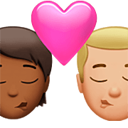 Emoji 🧑🏾‍❤️‍💋‍👨🏼 Bacio Tra Coppia: persona, uomo, Carnagione Abbastanza Scura, Carnagione Abbastanza Chiara su Apple iOS 16.4.