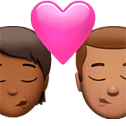 Emoji 🧑🏾‍❤️‍💋‍👨🏽 Bacio Tra Coppia: persona, uomo, Carnagione Abbastanza Scura, Carnagione Olivastra su Apple iOS 16.4.