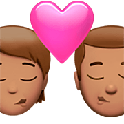 Emoji 🧑🏽‍❤️‍💋‍👨🏽 Bacio Tra Coppia: persona, uomo, Carnagione Olivastra su Apple iOS 16.4.