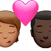 🧑🏽‍❤️‍💋‍👨🏿 Emoji sich küssendes Paar: Person, Mannn, mittlere Hautfarbe, dunkle Hautfarbe Apple iOS 16.4.