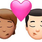 Emoji 🧑🏽‍❤️‍💋‍👨🏻 Bacio Tra Coppia: persona, uomo, Carnagione Olivastra, Carnagione Chiara su Apple iOS 16.4.