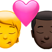 🧑‍❤️‍💋‍👨🏿 Emoji sich küssendes Paar: Person, Mannn, Kein Hautton, dunkle Hautfarbe Apple iOS 16.4.