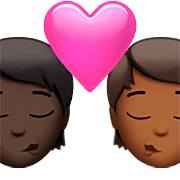 🧑🏿‍❤️‍💋‍🧑🏾 Emoji sich küssendes Paar: Person, Person, dunkle Hautfarbe, mitteldunkle Hautfarbe Apple iOS 16.4.