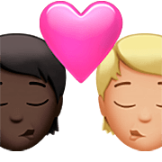 🧑🏿‍❤️‍💋‍🧑🏼 Emoji sich küssendes Paar: Person, Person, dunkle Hautfarbe, mittelhelle Hautfarbe Apple iOS 16.4.