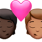 🧑🏿‍❤️‍💋‍🧑🏽 Emoji Beso: Persona, Persona, Tono De Piel Oscuro, Tono De Piel Medio en Apple iOS 16.4.