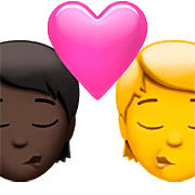 🧑🏿‍❤️‍💋‍🧑 Emoji sich küssendes Paar: Person, Person, dunkle Hautfarbe, Kein Hautton Apple iOS 16.4.