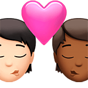 🧑🏻‍❤️‍💋‍🧑🏾 Emoji Beso: Persona, Persona, Tono De Piel Claro, Tono De Piel Oscuro Medio en Apple iOS 16.4.