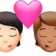 🧑🏻‍❤️‍💋‍🧑🏽 Emoji sich küssendes Paar: Person, Person, helle Hautfarbe, mittlere Hautfarbe Apple iOS 16.4.