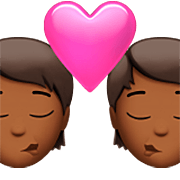 🧑🏾‍❤️‍💋‍🧑🏾 Emoji Beso: Persona, Persona, Tono De Piel Oscuro Medio en Apple iOS 16.4.