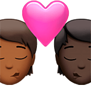 🧑🏾‍❤️‍💋‍🧑🏿 Emoji Beso: Persona, Persona, Tono De Piel Oscuro Medio, Tono De Piel Oscuro en Apple iOS 16.4.
