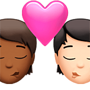 Emoji 🧑🏾‍❤️‍💋‍🧑🏻 Bacio Tra Coppia: persona, persona, Carnagione Abbastanza Scura, Carnagione Chiara su Apple iOS 16.4.