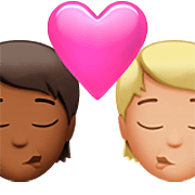 Emoji 🧑🏾‍❤️‍💋‍🧑🏼 Bacio Tra Coppia: persona, persona, Carnagione Abbastanza Scura, Carnagione Abbastanza Chiara su Apple iOS 16.4.
