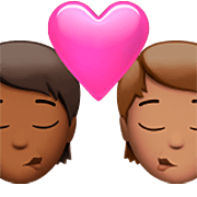 Emoji 🧑🏾‍❤️‍💋‍🧑🏽 Bacio Tra Coppia: persona, persona, Carnagione Abbastanza Scura, Carnagione Olivastra su Apple iOS 16.4.