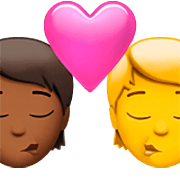 🧑🏾‍❤️‍💋‍🧑 Emoji sich küssendes Paar: Person, Person, mitteldunkle Hautfarbe, Kein Hautton Apple iOS 16.4.