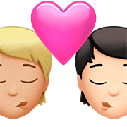 🧑🏼‍❤️‍💋‍🧑🏻 Emoji Beso: Persona, Persona, Tono De Piel Claro Medio, Tono De Piel Claro en Apple iOS 16.4.