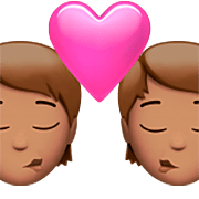 Emoji 🧑🏽‍❤️‍💋‍🧑🏽 Bacio Tra Coppia: persona, persona, Carnagione Olivastra su Apple iOS 16.4.
