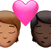 Emoji 🧑🏽‍❤️‍💋‍🧑🏿 Bacio Tra Coppia: persona, persona, Carnagione Olivastra, Carnagione Scura su Apple iOS 16.4.