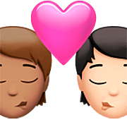 🧑🏽‍❤️‍💋‍🧑🏻 Emoji sich küssendes Paar: Person, Person, mittlere Hautfarbe, helle Hautfarbe Apple iOS 16.4.