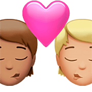 Emoji 🧑🏽‍❤️‍💋‍🧑🏼 Bacio Tra Coppia: persona, persona, Carnagione Olivastra, Carnagione Abbastanza Chiara su Apple iOS 16.4.