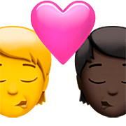 Emoji 🧑‍❤️‍💋‍🧑🏿 Bacio Tra Coppia: persona, persona, Nessun tono della pelle, Carnagione Scura su Apple iOS 16.4.