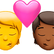 🧑‍❤️‍💋‍🧑🏾 Emoji Beijo: Pessoa, Pessoa, Sem tom de pele, Pele Morena Escura na Apple iOS 16.4.