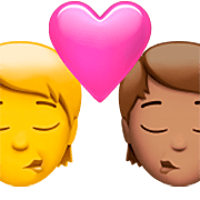 Emoji 🧑‍❤️‍💋‍🧑🏽 Bacio Tra Coppia: persona, persona, Nessun tono della pelle, Carnagione Olivastra su Apple iOS 16.4.