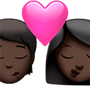 🧑🏿‍❤️‍💋‍👩🏿 Emoji sich küssendes Paar: Person, Frau, dunkle Hautfarbe Apple iOS 16.4.