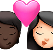 🧑🏿‍❤️‍💋‍👩🏻 Emoji Beso: Persona, Mujer, Tono De Piel Oscuro, Tono De Piel Claro en Apple iOS 16.4.
