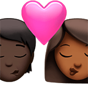 Emoji 🧑🏿‍❤️‍💋‍👩🏾 Bacio Tra Coppia: persona, Donna, Carnagione Scura, Carnagione Abbastanza Scura su Apple iOS 16.4.