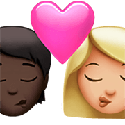 Emoji 🧑🏿‍❤️‍💋‍👩🏼 Bacio Tra Coppia: persona, Donna, Carnagione Scura, Carnagione Abbastanza Chiara su Apple iOS 16.4.