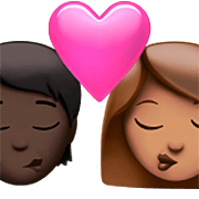 🧑🏿‍❤️‍💋‍👩🏽 Emoji Beso: Persona, Mujer, Tono De Piel Oscuro, Tono De Piel Medio en Apple iOS 16.4.