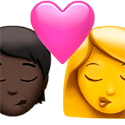 Emoji 🧑🏿‍❤️‍💋‍👩 Bacio Tra Coppia: persona, Donna, Carnagione Scura, Nessun tono della pelle su Apple iOS 16.4.