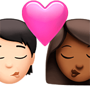 🧑🏻‍❤️‍💋‍👩🏾 Emoji sich küssendes Paar: Person, Frau, helle Hautfarbe, mitteldunkle Hautfarbe Apple iOS 16.4.