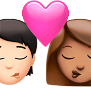 Emoji 🧑🏻‍❤️‍💋‍👩🏽 Bacio Tra Coppia: persona, Donna, Carnagione Chiara, Carnagione Olivastra su Apple iOS 16.4.