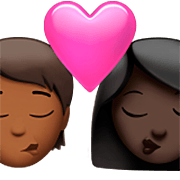 🧑🏾‍❤️‍💋‍👩🏿 Emoji sich küssendes Paar: Person, Frau, mitteldunkle Hautfarbe, dunkle Hautfarbe Apple iOS 16.4.