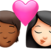 🧑🏾‍❤️‍💋‍👩🏻 Emoji sich küssendes Paar: Person, Frau, mitteldunkle Hautfarbe, helle Hautfarbe Apple iOS 16.4.