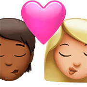 Emoji 🧑🏾‍❤️‍💋‍👩🏼 Bacio Tra Coppia: persona, Donna, Carnagione Abbastanza Scura, Carnagione Abbastanza Chiara su Apple iOS 16.4.