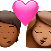 Emoji 🧑🏾‍❤️‍💋‍👩🏽 Bacio Tra Coppia: persona, Donna, Carnagione Abbastanza Scura, Carnagione Olivastra su Apple iOS 16.4.