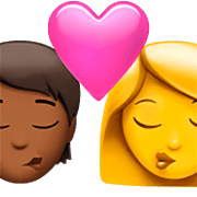 Emoji 🧑🏾‍❤️‍💋‍👩 Bacio Tra Coppia: persona, Donna, Carnagione Abbastanza Scura, Nessun tono della pelle su Apple iOS 16.4.