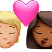 🧑🏼‍❤️‍💋‍👩🏾 Emoji Beso: Persona, Mujer, Tono De Piel Claro Medio, Tono De Piel Oscuro Medio en Apple iOS 16.4.