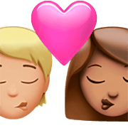 🧑🏼‍❤️‍💋‍👩🏽 Emoji sich küssendes Paar: Person, Frau, mittelhelle Hautfarbe, mittlere Hautfarbe Apple iOS 16.4.