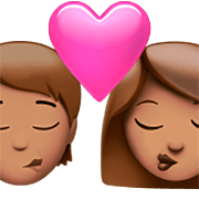 Emoji 🧑🏽‍❤️‍💋‍👩🏽 Bacio Tra Coppia: persona, Donna, Carnagione Olivastra su Apple iOS 16.4.